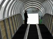 Personnel attentif aux tapis roulants couverts