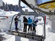 Le personnel est présent aux télésièges.