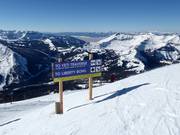 Départ des pistes extrêmement difficiles au Lone Mountain