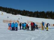 Groupes de cours de ski sur la pente d'entraînement