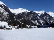 Piste d'entraînement facile dans la zone de la vallée avec vue sur l'Ankogel