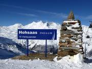 Gare amont d'Hohsaas et vue sur les 18 sommets culminant à plus de 4 000 m d'altitude