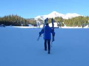 Les skis sont portés jusqu'à la piste par le service de voiturier.