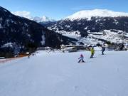 Piste pour débutants à la station de vallée au téléski Wiesenlift