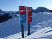 Signalisation avec niveaux de difficulté en couleur (bleu = facile, rouge = moyen, noir = difficile)