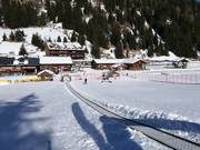 Tapis roulant de l'école de ski au centre de ski de fond