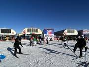 Plusieurs remontées mécaniques se rejoignent sur la montagne.