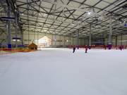 Espace débutant dédié avec téléski à corde dans la zone de la vallée du hall de ski