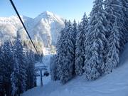 Traces de poudreuse en dessous de la télécabine Almkopfbahn