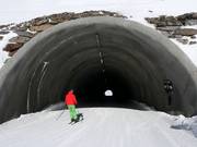 Passage par le tunnel de ski sur le glacier de Kaunertal