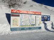 Grands panneaux d'information dans le domaine skiable