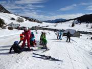 Cours de ski pour enfants sur le terrain d'entraînement