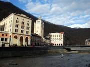 La réplique de la gare de Sotchi domine la place Rosa, avec en arrière-plan l'hôtel Radisson.