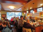 Après-ski au bar de la Creekside Lodge