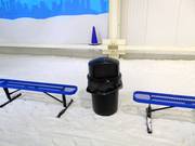 Dans le hall de ski, on trouve des poubelles.