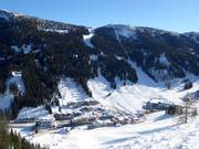 Vue sur la vallée de Zauchensee avec offre d'hébergement