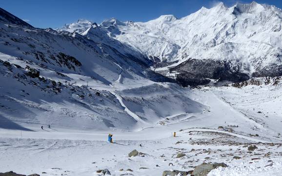 Skier dans les Alpes valaisannes