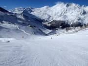 La large piste Weissmies dans le domaine skiable de Hohsaas