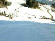 Pente raide piste rouge avec piste bleue sur la gauche