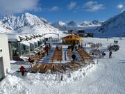 Fin de journée de ski conviviale sur la terrasse ensoleillée
