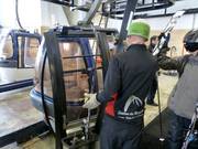 L’employé de la remontée mécanique enlève les skis