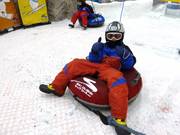 Avec la bouée dans le hall de ski
