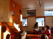 Dans le Kidsroom, il y a de la nourriture et de l'espace pour jouer.