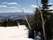 Enneigement par canons à neige sur les pistes