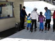 Le personnel veille sur les enfants.