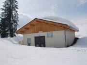 Les stations de pompage sont discrètement intégrées dans le paysage.