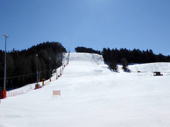 Vue sur la piste de ski au téléski du village de Deutschnofen
