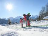 Plaisir de la neige pour les débutants en ski alpin avec l'école de sports de neige Silbertal