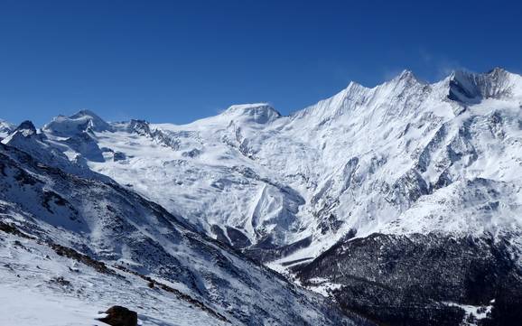 Skier dans la région touristique de Saas-Fee/Saastal