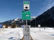 Distributeur automatique pour les frais de piste de ski de fond