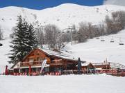 Grande terrasse ensoleillée : restaurant à la station de vallée La Chal