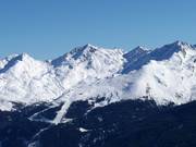 Vue sur le domaine skiable de See depuis le versant opposé de la vallée