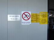 Il est interdit de skier dans les forêts.