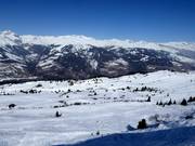 Pistes de poudreuse au-dessus de Cuolm Sura