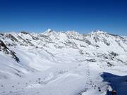 Vue depuis le sommet Schaufelspitze sur le glacier Eisjochferner