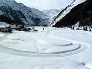 Vue sur les pistes de ski de fond dans le fond de la vallée