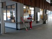 Personnel de caisse sympathique