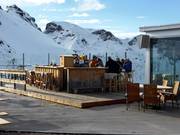 Bar après-ski sur la terrasse panoramique du restaurant Maschgenkamm
