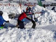 Le personnel aide les skieurs à prendre les téléskis