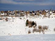 Le village est situé directement au pied du domaine skiable.
