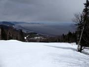 Piste difficile descendant vers le fleuve Saint-Laurent