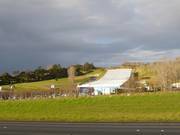 Vue sur le hall de ski Snowplanet depuis l'autoroute