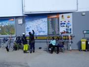 Grand panneau d'information à la station intermédiaire Fernau