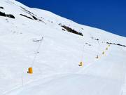 Enneigement par canons à neige dans le domaine skiable de Zuoz