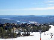 Domaine skiable de Norefjell avec vue sur le lac Krøderen