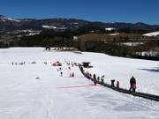 Longue bande transporteuse dans la vallée